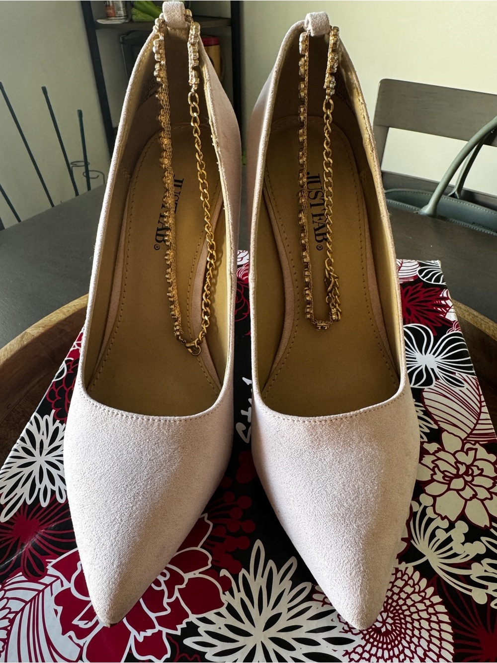 Women’s size 8 1/2 Light Pink Pointed Toe Heels with a Gold Flower Ankle Chain.